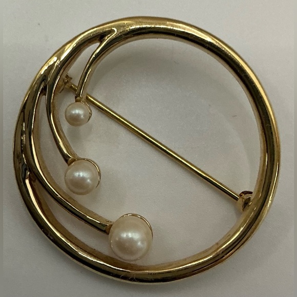 Coro Jewelry - VINTAGE CORO MARKED FAUX PEARL ENAMEL ROUND BROOCH